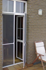 Москитные сетки на двери